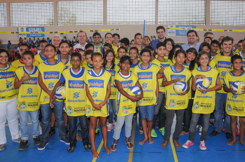 Estudantes do Jacintinho participam do Programa Viva Vôlei