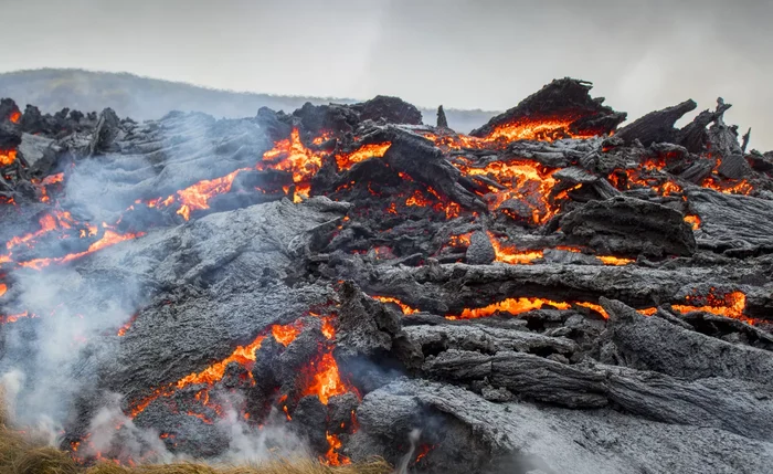 Fluxos de lava de erupção de vulcão na península de Reykjanes, no sudoeste da Islândia, 20 de março de 2021