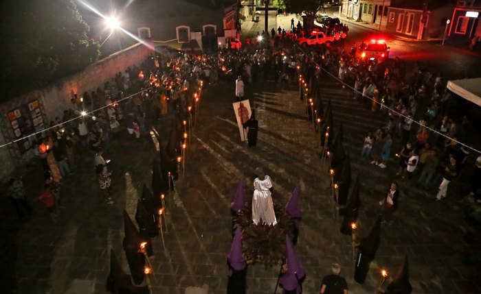 Procissão logo se tornou um caminho iluminado por tochas e velas Procissão logo se tornou um caminho iluminado por tochas e velas