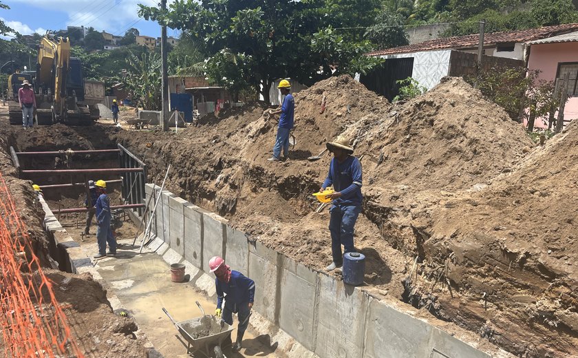 Obras de drenagem no Feitosa avançam com construção de 700 metros de galeria