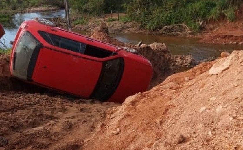 Carro cai em cratera de ponte que desabou na AL- 485