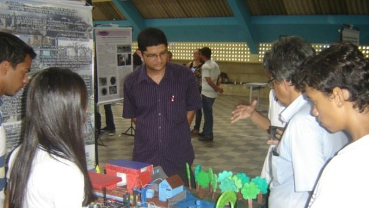 Alunos da rede pública apresentam trabalhos na Feira de Ciências
