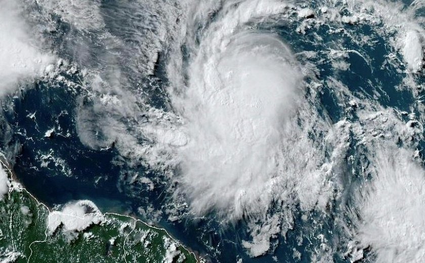 Beryl ganha força ao se aproximar do Caribe e especialistas falam em 'perigo extremo'