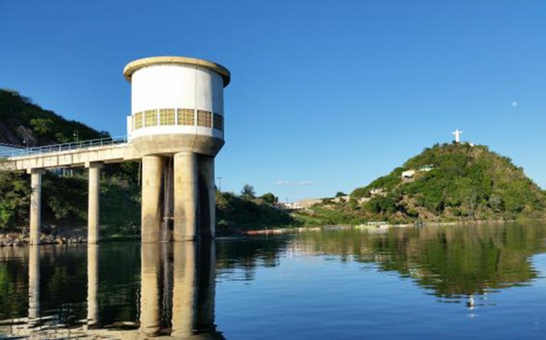 Excesso de algas no São Francisco está afetando abastecimento de água em cidades no Sertão