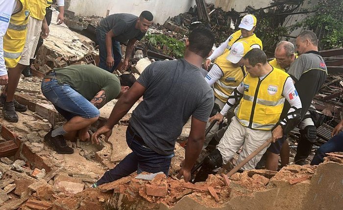 Imóvel desabou na tarde deste sábado Imóvel desabou na tarde deste sábado