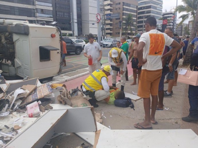 Ronda no Bairro presta primeiros socorros a motorista após tombamento de caminhão na Ponta Verde
