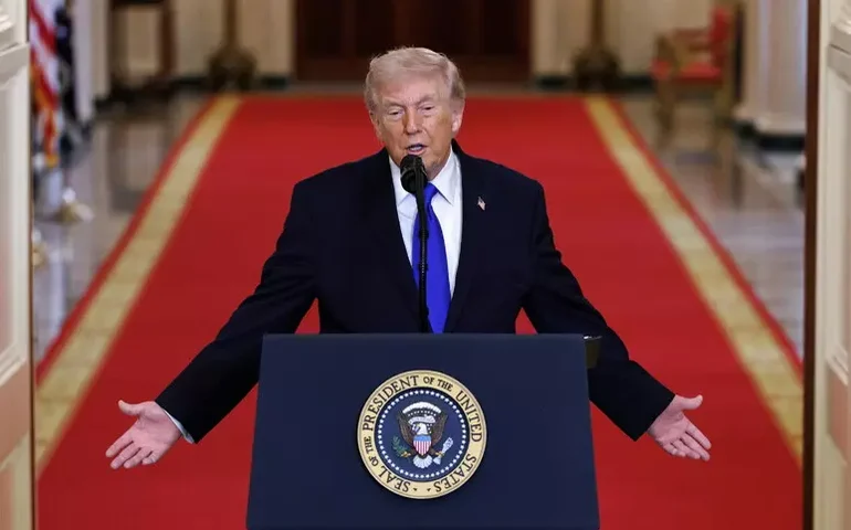 Trump destaca avanço em diálogo com Irã e suspende ataques a instalações energéticas