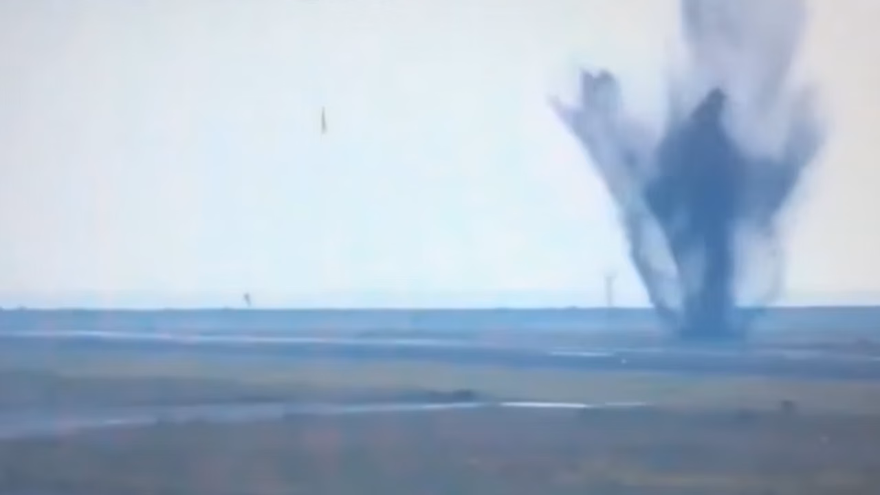 Bomba americana da 2ª Guerra explode em aeroporto japonês e abre cratera na pista
