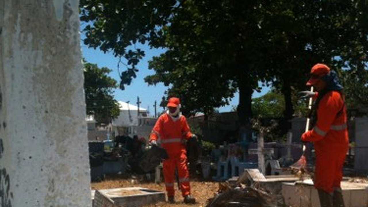 Maceió: Slum realiza limpeza em cemitérios públicos