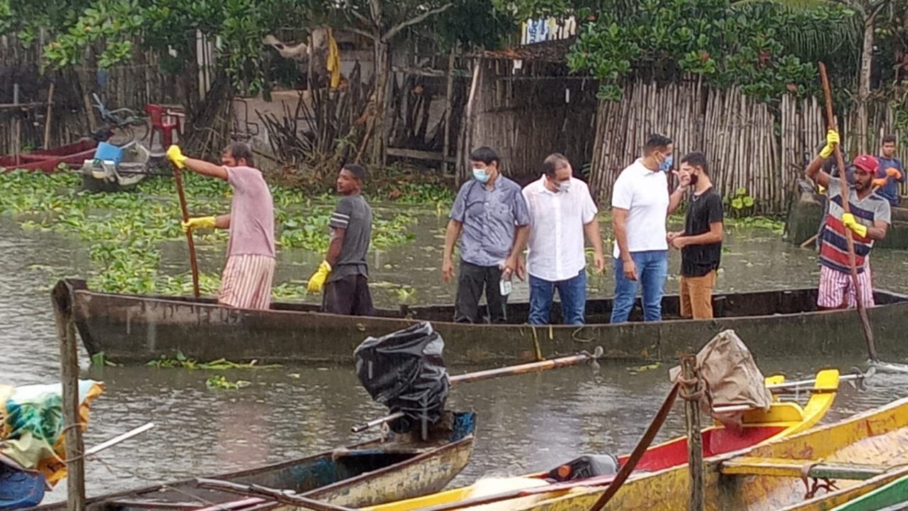 Operação Gari Pescador tira 30 toneladas  de lama, lixo e baronesa da Laguna Manguaba