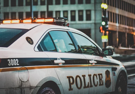 Nos EUA, adolescente é abusada sexualmente por policial que a levou para hospital após ser estuprada