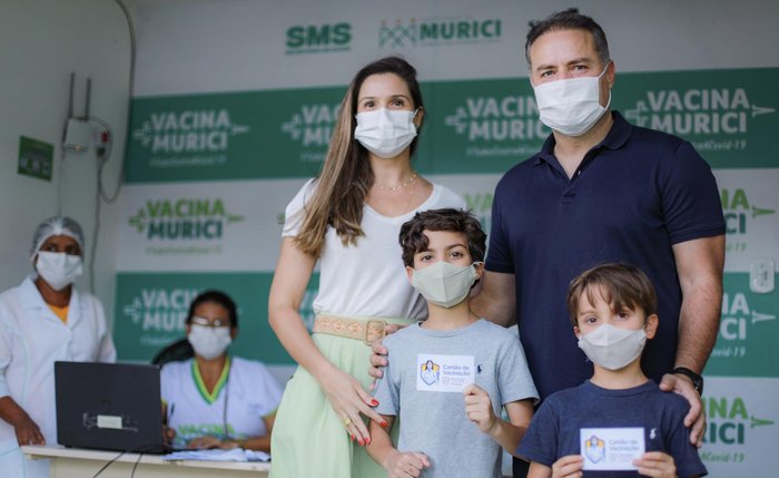 Renan Filho levou os filhos João, 7 anos, e Davi, 10, para se vacinarem