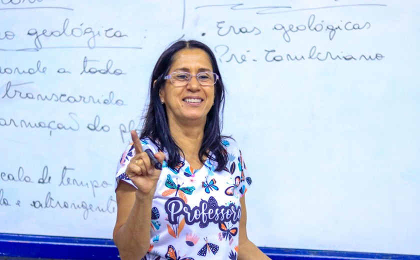 Mais de 20 mil servidores da Educação recebem bonificação do Escola 10 nesta quinta-feira (29)