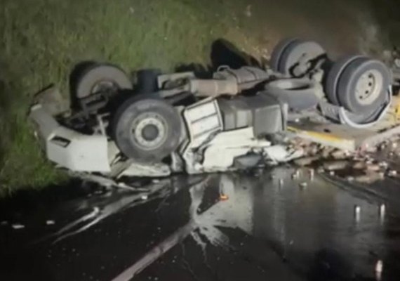 Motorista morre após caminhão tombar na BR-416, em Colônia Leopoldina