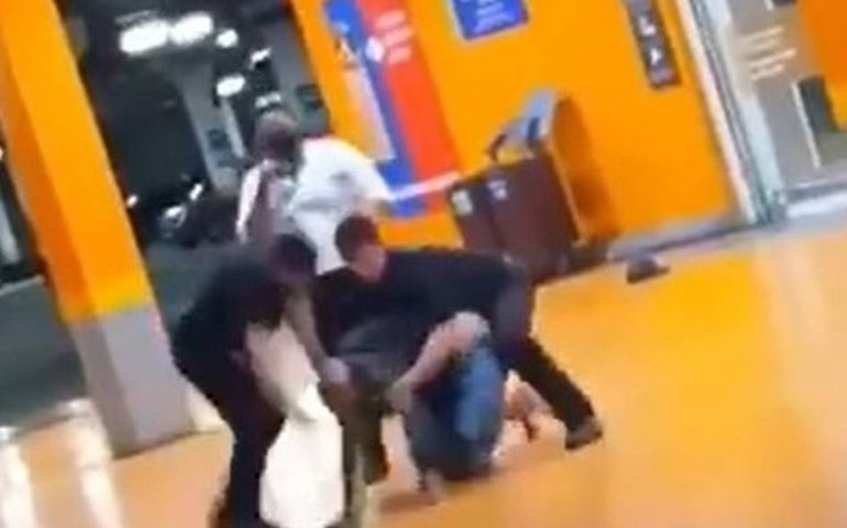 Era o 1º dia de PM no Carrefour; funcionária também foi afastada