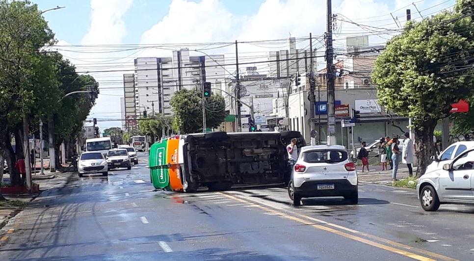Acidente entre carro e ambulância deixa quatro pessoas feridas em Aracaju; VÍDEO