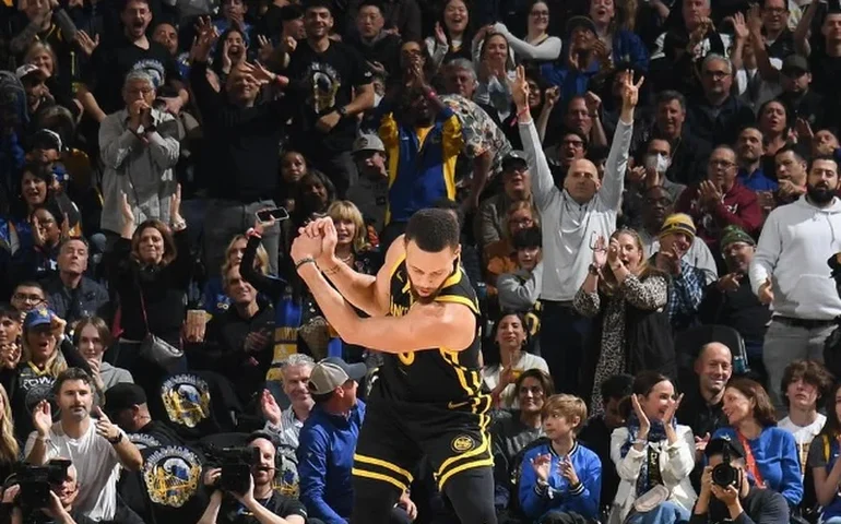 Warriors se reabilitam de revés para o Boston com bela exibição diante dos Bucks