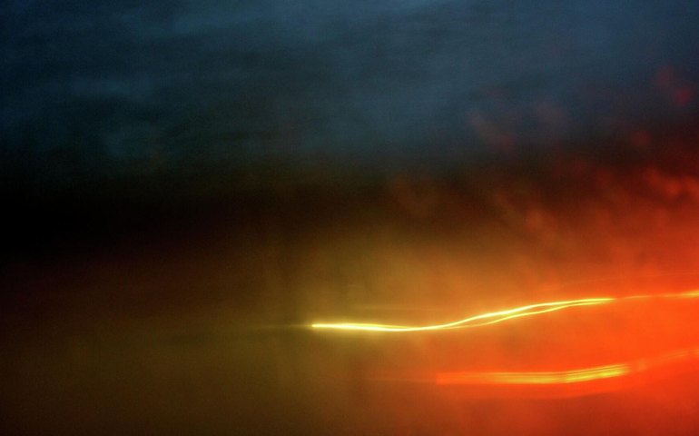 Cientistas transformam pela 1ª vez a luz em um sólido que flui como líquido