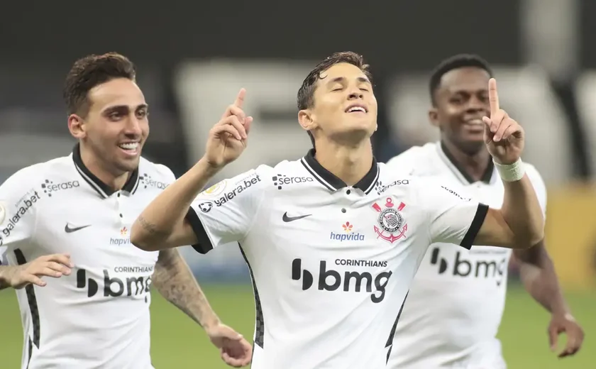 Algoz, Luiz Gustavo reencontra o Corinthians na Neo Química Arena: 'Clássico especial'