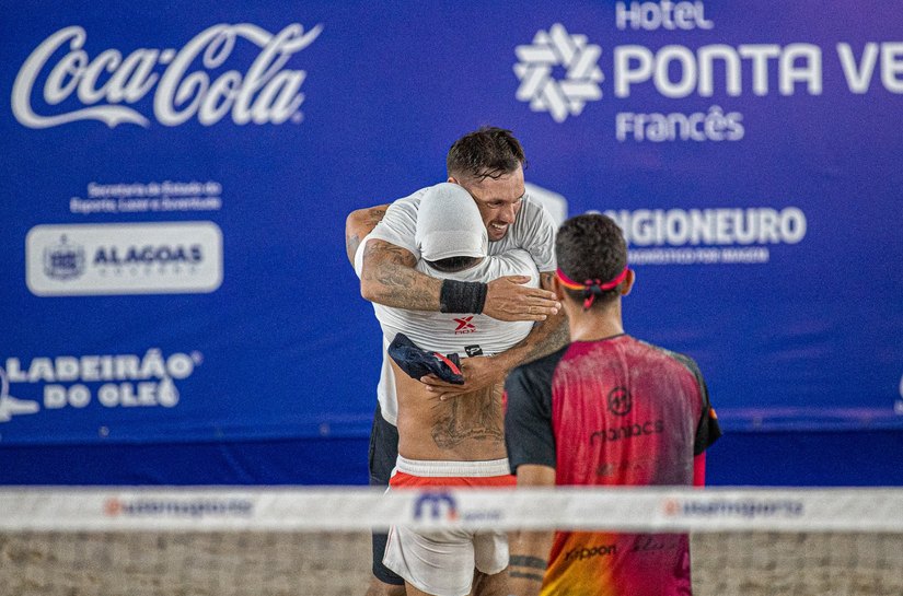 Brasileiros brilham e eliminam melhor dupla do mundo em dia de surpresas no Pure Beach , na Praia do Francês