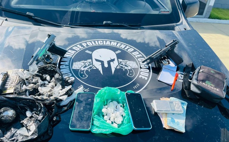PM prende homem e apreende adolescente com armas e drogas no bairro Pescaria, em Maceió