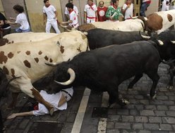 Folião é pisoteado por touros da casa Fuente Ymbro hoje (13) na Festa de São Firmino, em Pamplona, norte da Espanha