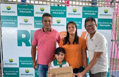 Prefeitura de Branquinha entrega mais de 3 mil kits escolares aos alunos e professores