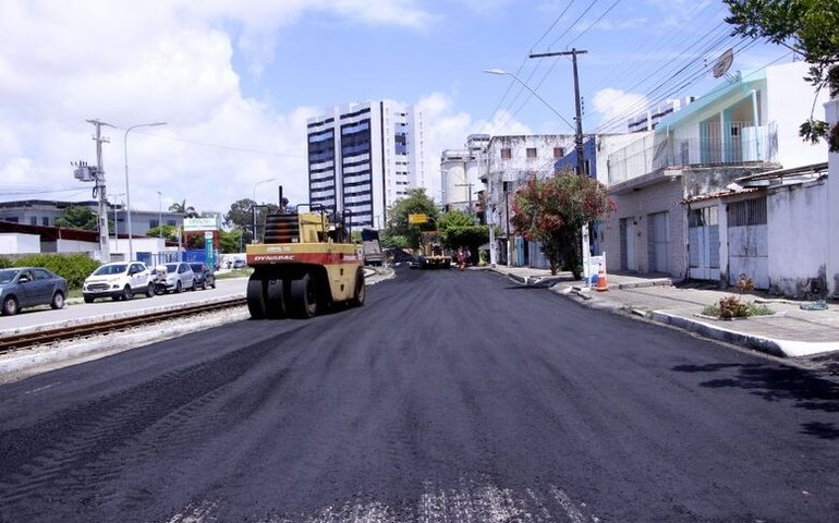 Avenida Walter Ananias começa a ser recapeada