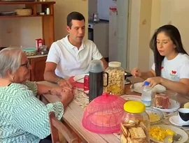 Aos 97 anos, dona Noêmia Wanderley dá exemplo de civismo e vai às urnas