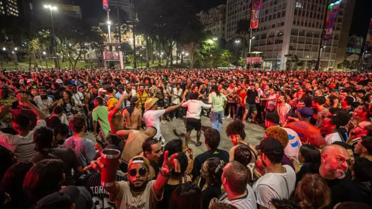 No sábado, BaianaSystem fez acesso ao Anhangabaú travar e levou multidão à catarse na Virada