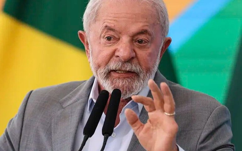 Lula rebate Trump e diz que Brasil 'não vai ficar de joelho' diante dos EUA