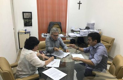 Prefeito tenta regularizar junto à Casal dívida de Olho D'Água Grande herdada de outras administrações 