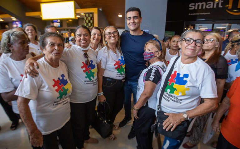 Prefeito JHC acompanha Cine Vovó com idosos atendidos pela Assistência Social