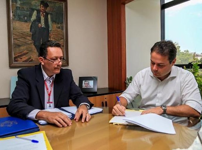 Renan Filho assina prorrogação do concurso da Policia Civil
