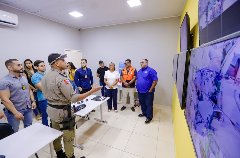 Prefeita Tia Júlia visita central de videomonitoramento e anuncia ampliação do sistema de segurança