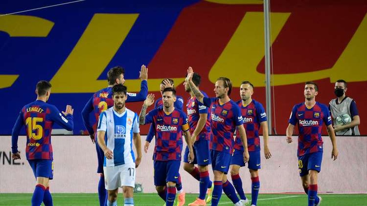 Barcelona vence, rebaixa o Espanyol e ainda sonha com o título