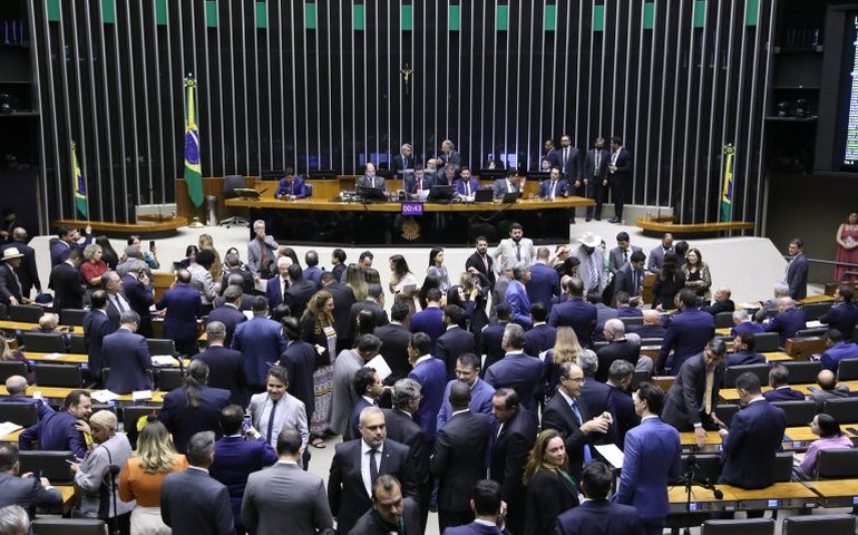 Ministros devem ir à Câmara para prestar esclarecimentos em meio a trocas e desgastes