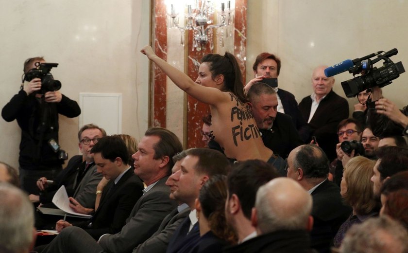 Manifestante de topless interrompe pronunciamento de Marine Le Pen em Paris