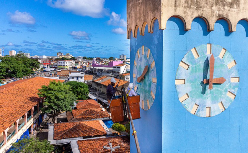 Colorir é Legal: torre do relógio no Mercado do Artesanato recebe nova pintura
