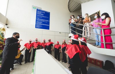 Servidores da Procuradoria Geral do Município recebem Coral do Centro Ciro Accioly