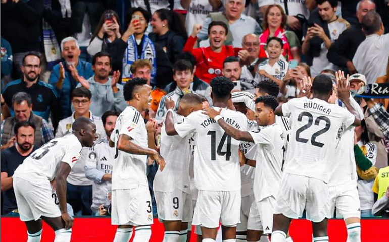 Real Madrid vence Alavés com brilho de brasileiros e diminui distância para o líder Barcelona