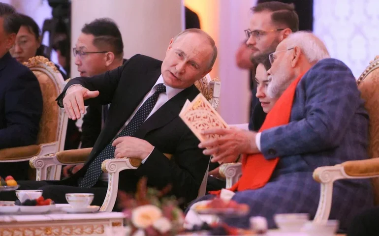 Modi e Putin afirmam laços estreitos enquanto EUA pressionam Índia por compra de petróleo russo