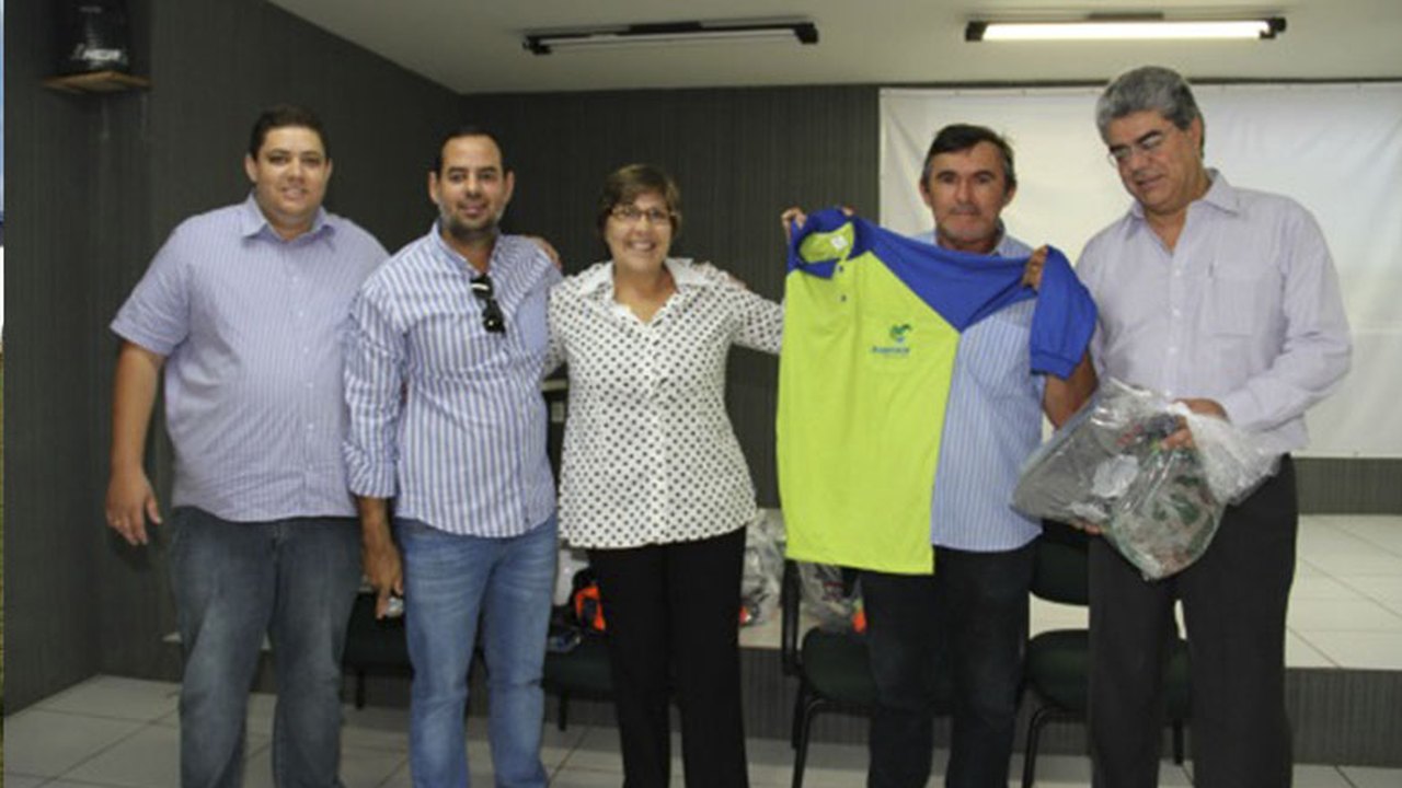 Arapiraca: Célia entrega novos equipamentos para servidores da iluminação
