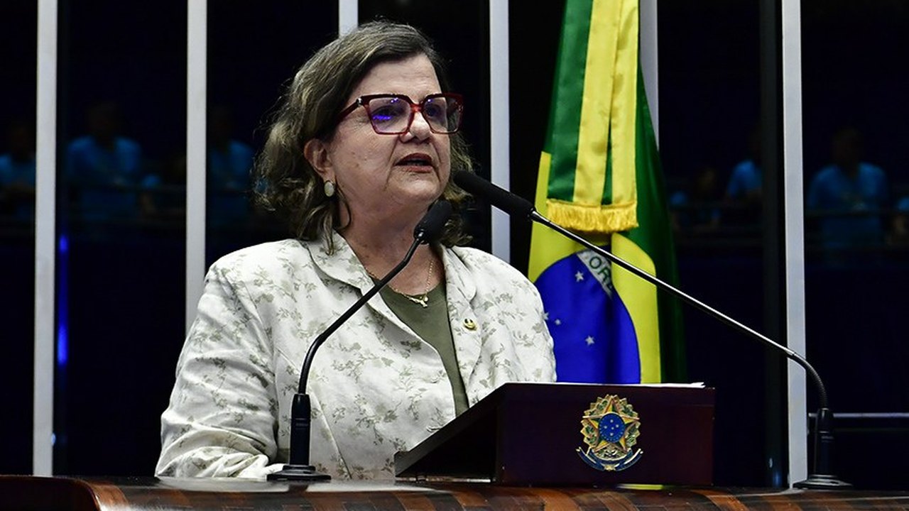 Teresa Leitão defende projeto que equipara salários de homens e mulheres