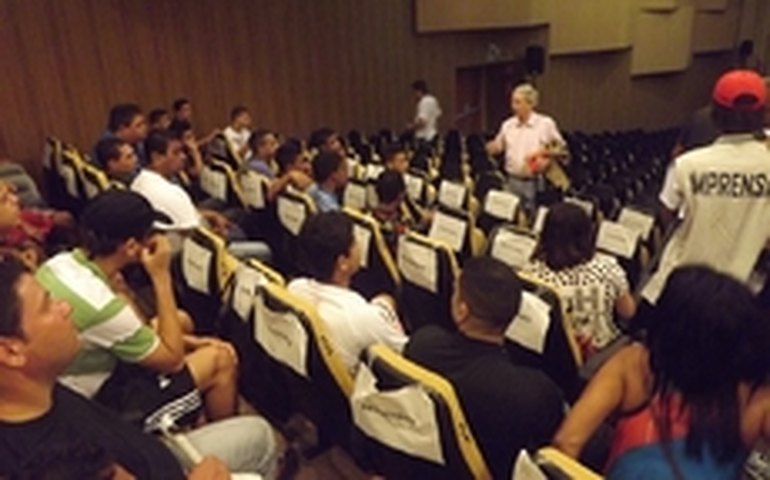 Frei Betto passa mensagem especial a socioeducandos durante a Bienal