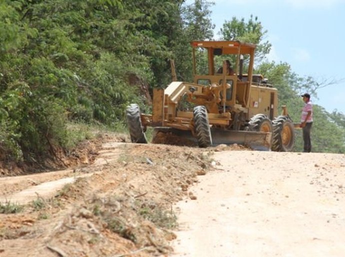 Renan Filho relança obra da AL-145 em Água Branca e Mata Grande