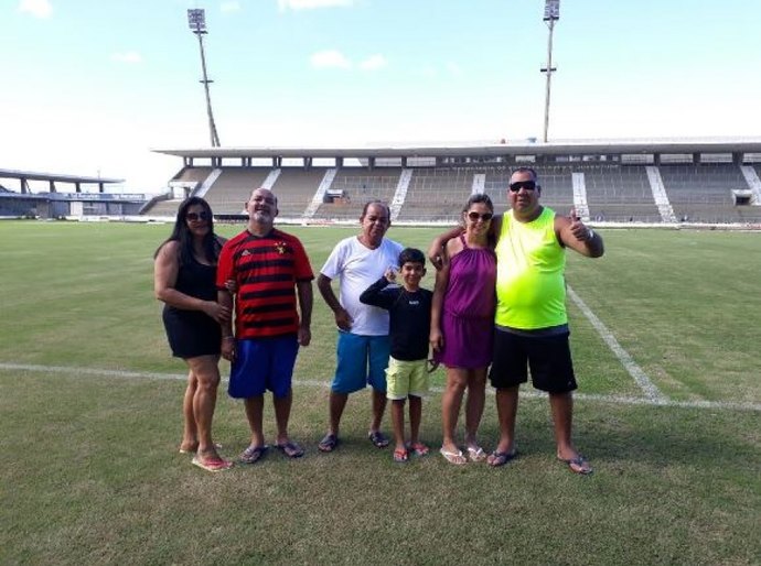 Turistas pernambucanos realizam sonho e conhecem Estádio Rei Pelé