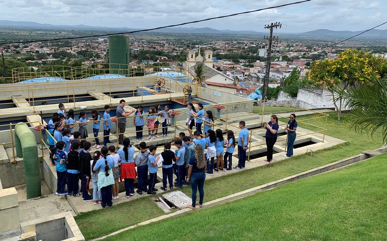 Mês da água: Casal recebe visita de estudantes na ETA Palmeira dos Índios