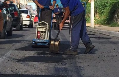 Prefeitura executa serviços na Avenida Leste-Oeste