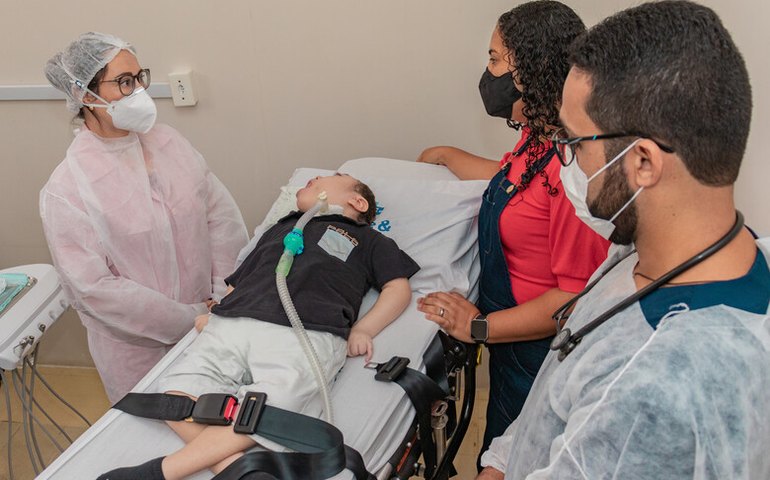 Profissionais de odontologia realizam atendimento de paciente com microcefalia